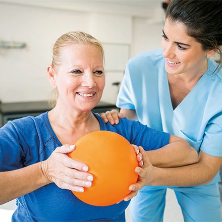 Foto: Praxis für Ergo- und Physiotherapie - Ballübung Ergotherapie