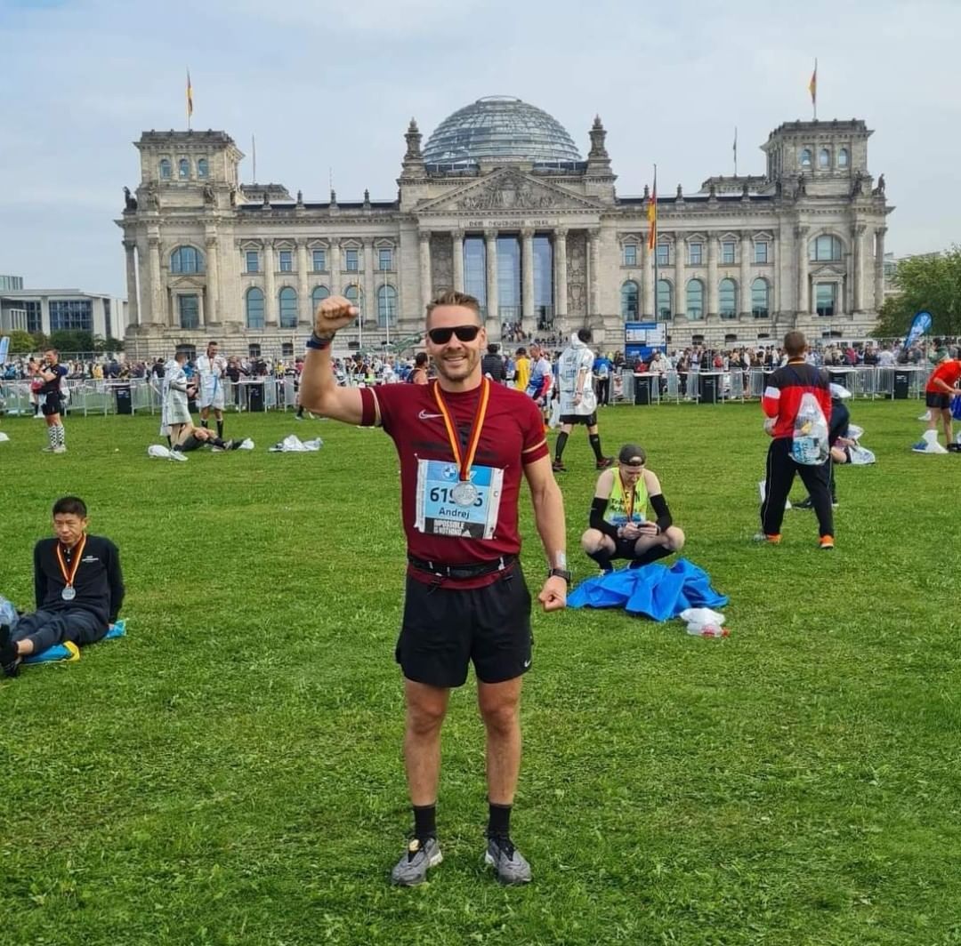 Abbildung Newsbeitrag Berlinmarathon - Andrej Maksimets vor dem Reichstag