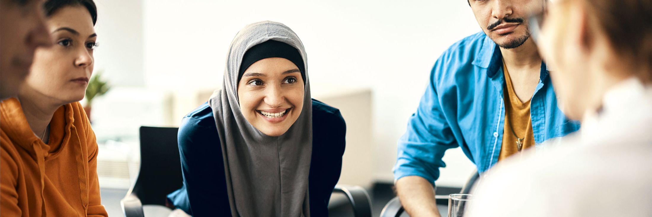 Über uns, Aufgaben und Ziele - Mitarbeiter:innen in Gesprächsrunde